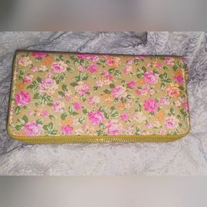 Wallet wristlet with floral print, several compartments NWT smoke free home